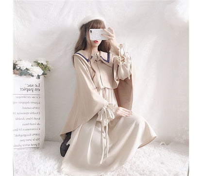 Cape mit Kontrastbesatz / Langärmliges, schlichtes Midikleid in A-Linie mit Kragen