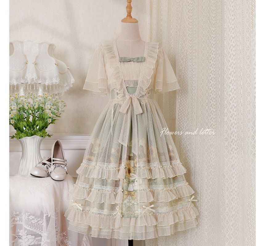 Lolita-Kleid in Midi-Länge mit Blumendruck und breiten Trägern / Kurzarmbluse mit Rüschen / Set