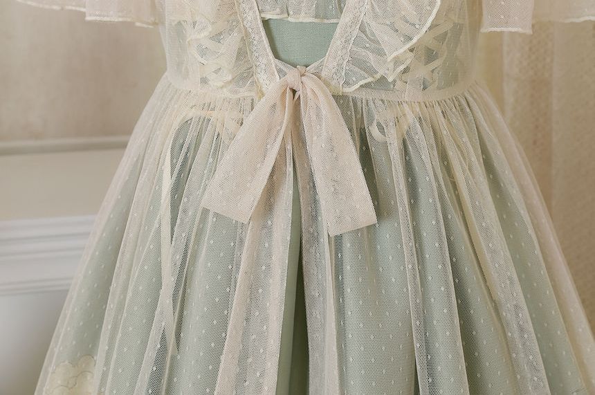 Lolita-Kleid in Midi-Länge mit Blumendruck und breiten Trägern / Kurzarmbluse mit Rüschen / Set