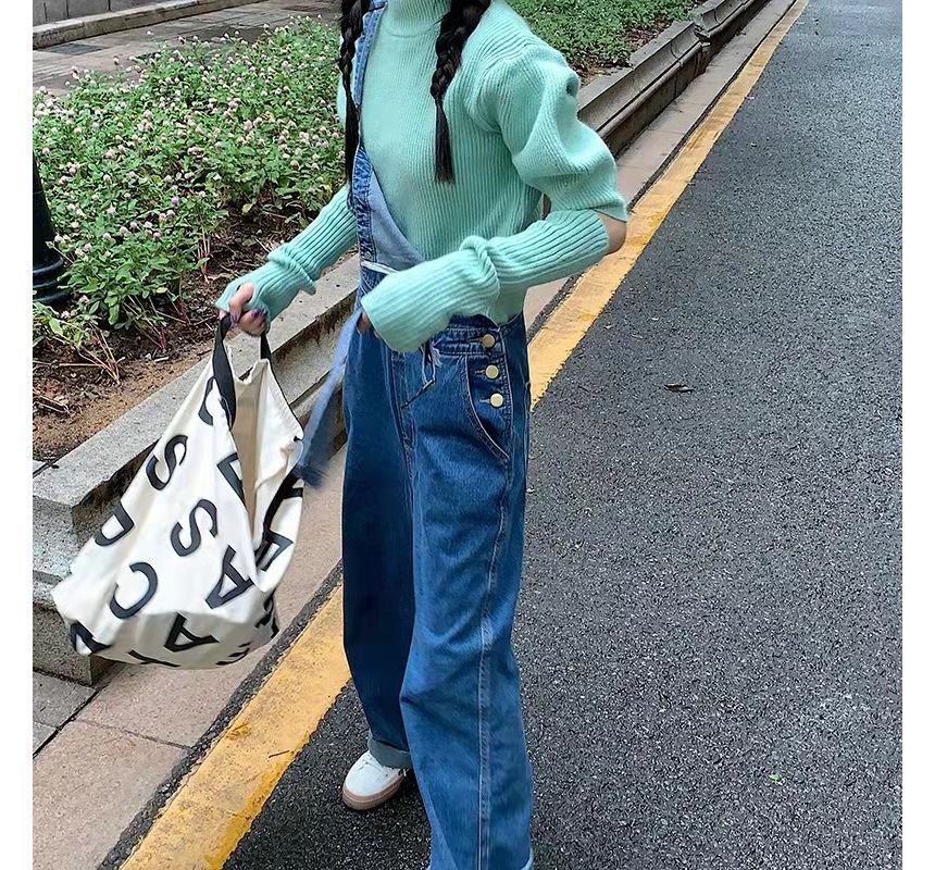 Haut en tricot uni à manches bouffantes et col montant / Manches pour les bras / Salopette en jean / Ensemble