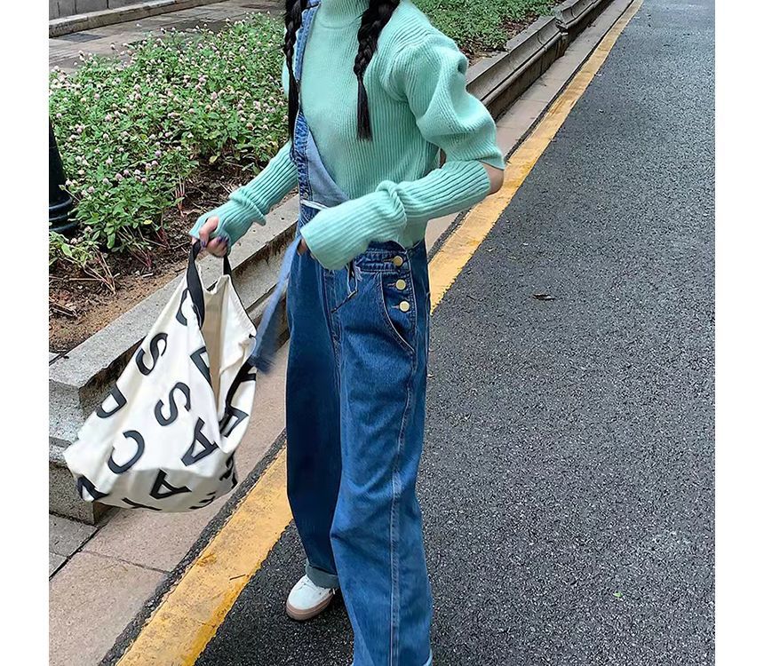 Haut en tricot uni à manches bouffantes et col montant / Manches pour les bras / Salopette en jean / Ensemble