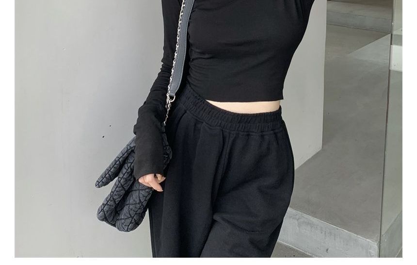 Long-Sleeve Round Neck Plain Crop Slim Fit Tee