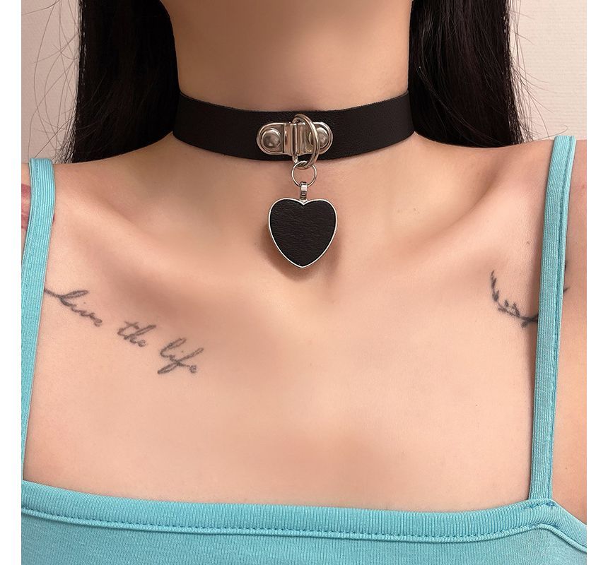 Pendant Leather Heart Faux Choker