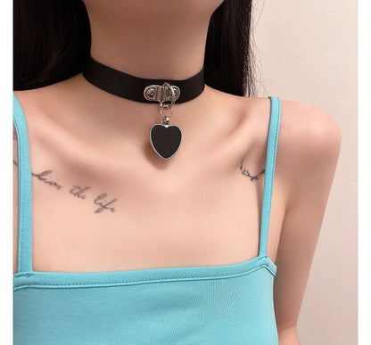 Pendant Leather Heart Faux Choker