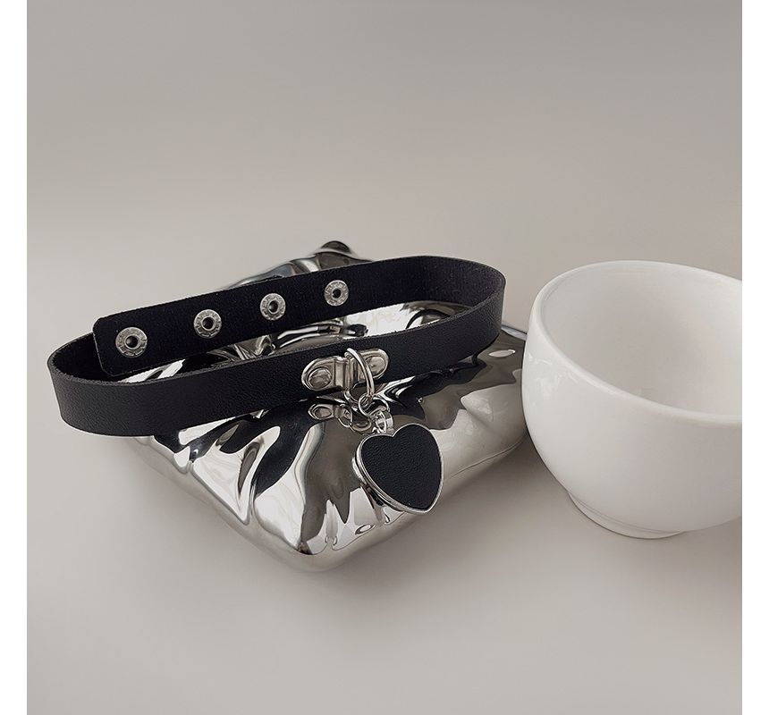 Pendant Leather Heart Faux Choker