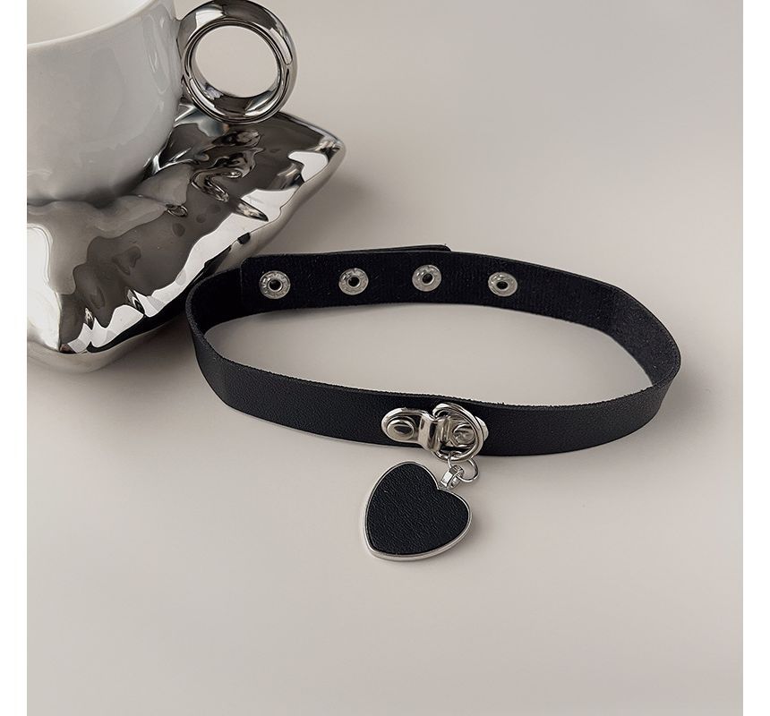 Pendant Leather Heart Faux Choker