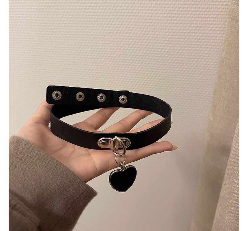 Pendant Leather Heart Faux Choker