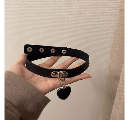 Pendant Leather Heart Faux Choker