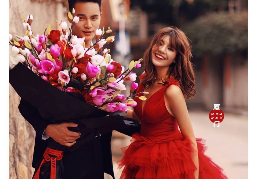 Sleeveless V-Neck Plain Tiered A-Line Evening Gown