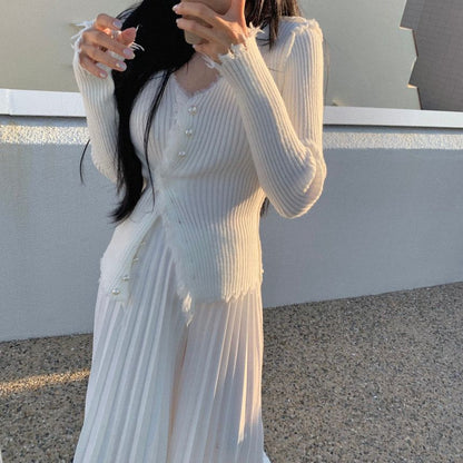 Hochgeschnittene, plissierte Hose mit weitem Bein