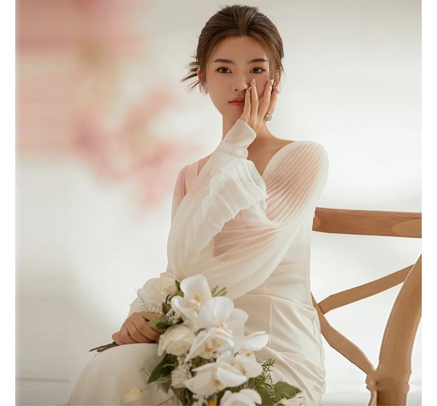 Sheath Neckline Long-Sleeve Plain Wedding Gown Sweetheart