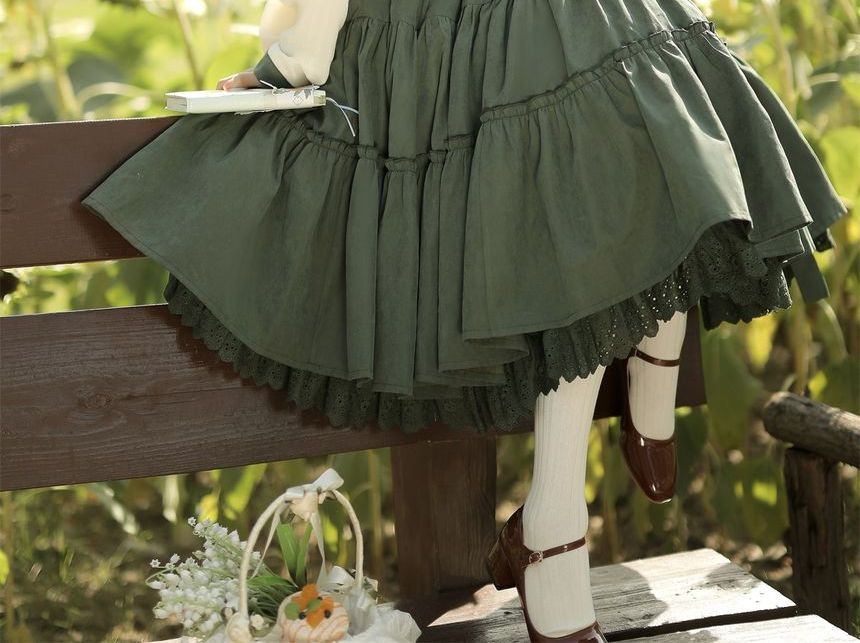 Lolita-Bluse mit Blumenstickerei und Spitzenbesatz / Midi-Pulloverkleid / Set