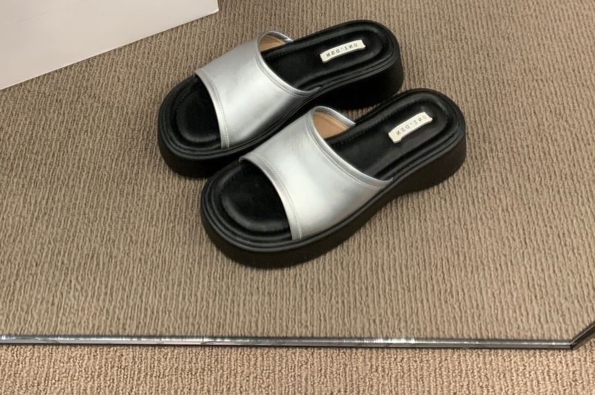 Sandalen mit Plateau und Keilabsatz