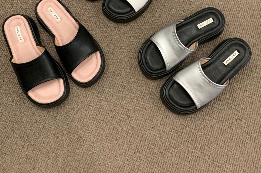 Sandalen mit Plateau und Keilabsatz