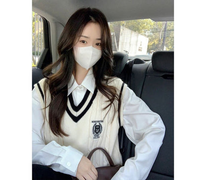 Einfarbiges Hemd mit Kragen / Pullunderweste mit V-Ausschnitt / Einfarbiger Mini-Faltenrock mit hoher Taille