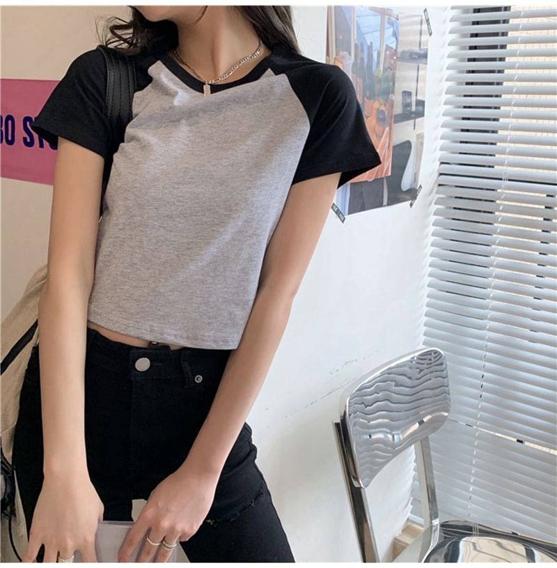 Short-Sleeve Round Neck Raglan Crop Tee