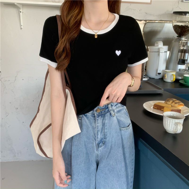 Short-Sleeve Contrast Trim Heart Embroidered Cropped Tee