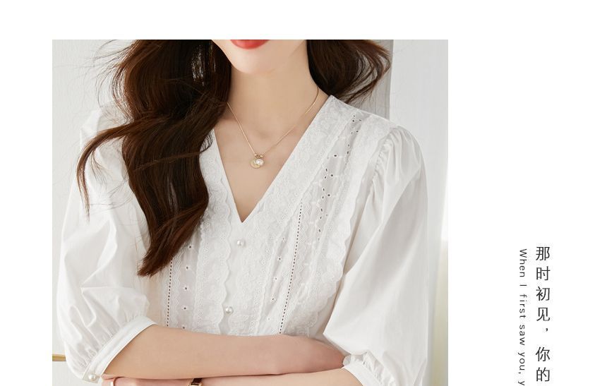 Bluse mit Puffärmeln, V-Ausschnitt, einfarbigem Spitzenbesatz und Kunstperlen