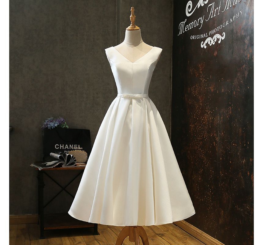 Sleeveless V-Neck Plain A-Line Cocktail Dress