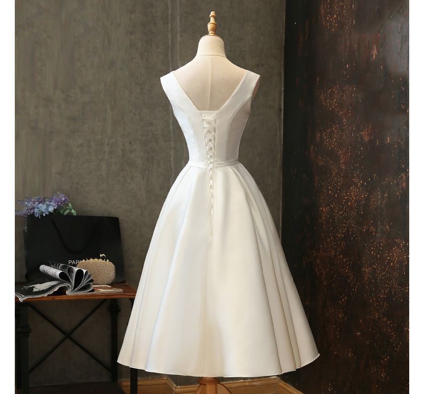 Sleeveless V-Neck Plain A-Line Cocktail Dress