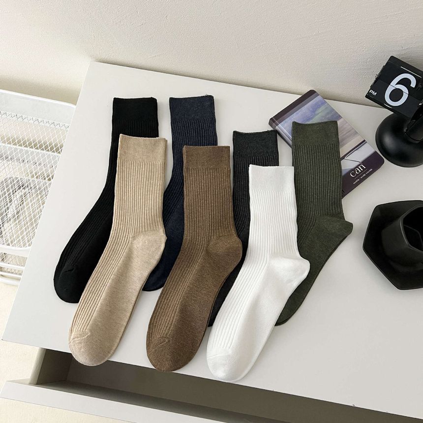 Einfarbige gerippte Socken