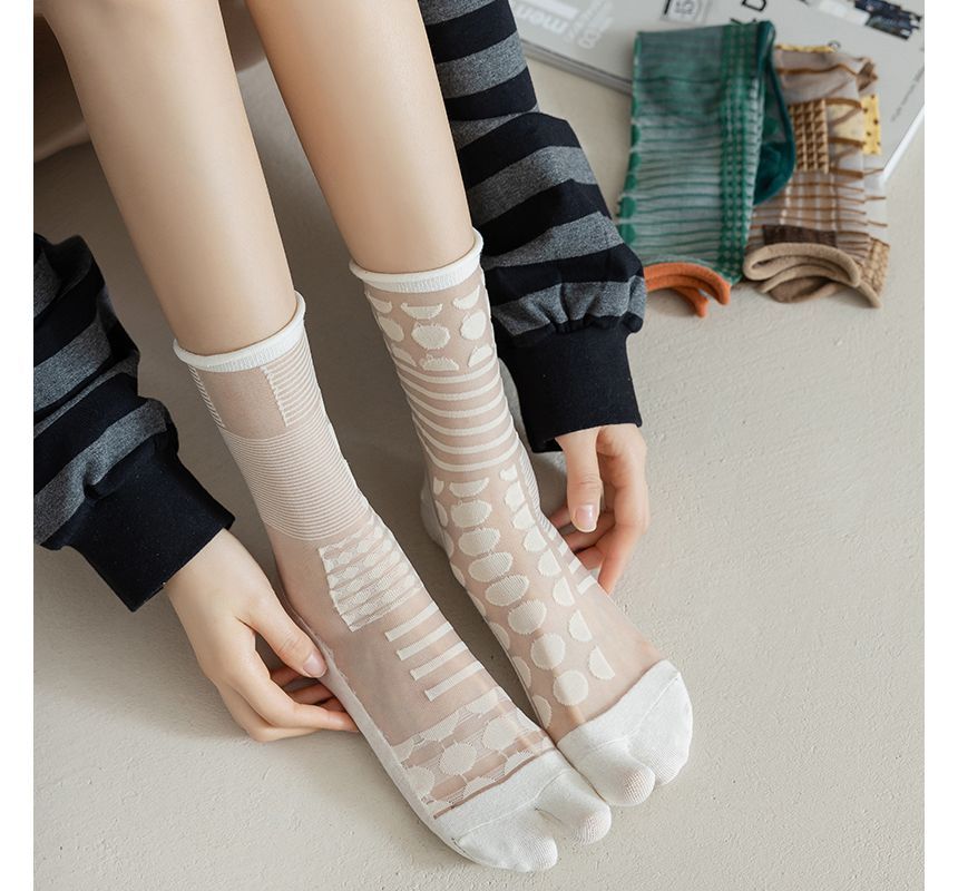 Patterned Mesh Tabi Short Socks