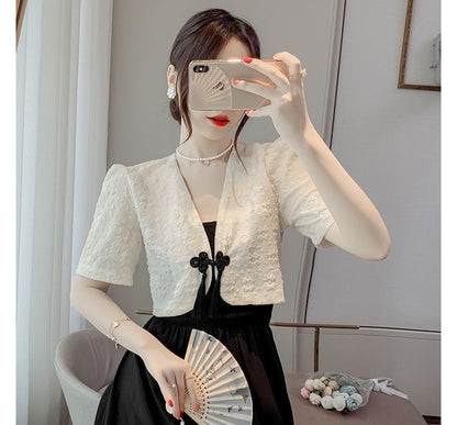 Einfarbiges, gerafftes Midi-A-Linien-Kleid mit Spaghettiträgern / Einfarbiges, kurzärmliges Bolero-Oberteil mit V-Ausschnitt und Froschverschluss