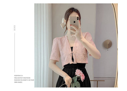 Einfarbiges, gerafftes Midi-A-Linien-Kleid mit Spaghettiträgern / Einfarbiges, kurzärmliges Bolero-Oberteil mit V-Ausschnitt und Froschverschluss