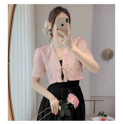 Einfarbiges, gerafftes Midi-A-Linien-Kleid mit Spaghettiträgern / Einfarbiges, kurzärmliges Bolero-Oberteil mit V-Ausschnitt und Froschverschluss