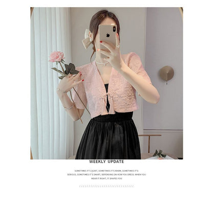 Einfarbiges, gerafftes Midi-A-Linien-Kleid mit Spaghettiträgern / Einfarbiges, kurzärmliges Bolero-Oberteil mit V-Ausschnitt und Froschverschluss