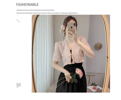 Einfarbiges, gerafftes Midi-A-Linien-Kleid mit Spaghettiträgern / Einfarbiges, kurzärmliges Bolero-Oberteil mit V-Ausschnitt und Froschverschluss