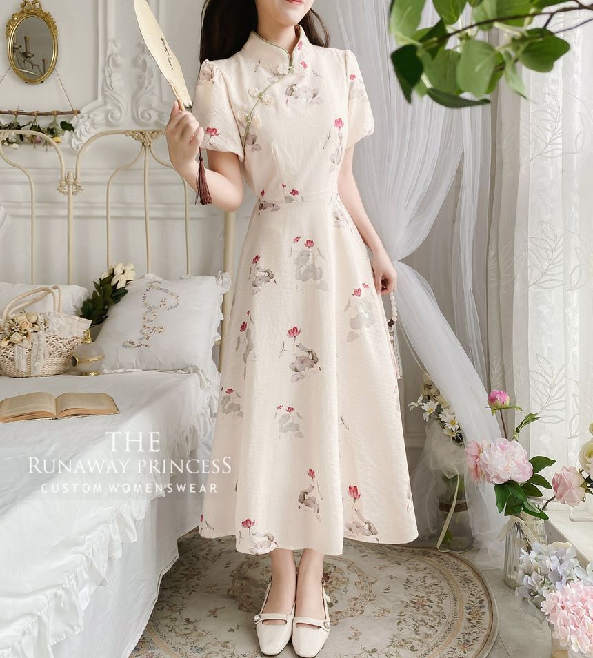 Robe mi-longue trapèze à imprimé floral et col mandarin à manches bouffantes