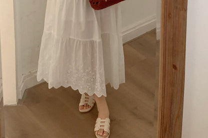 Einfarbiges A-Linien-Midikleid mit Spaghettiträgern, Lochspitze und Stufendesign