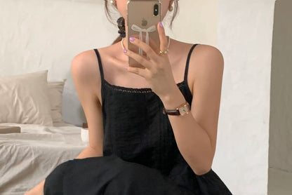 Einfarbiges A-Linien-Midikleid mit Spaghettiträgern, Lochspitze und Stufendesign