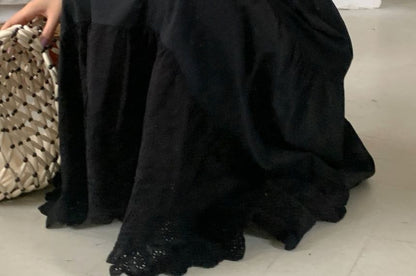 Einfarbiges A-Linien-Midikleid mit Spaghettiträgern, Lochspitze und Stufendesign