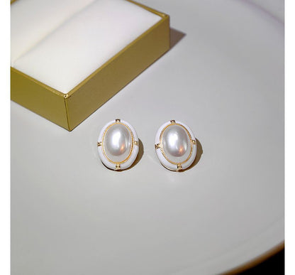 Oval Pearl Earring