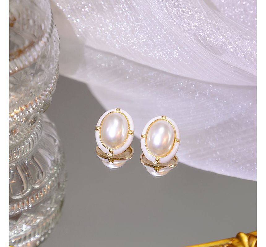 Oval Pearl Earring