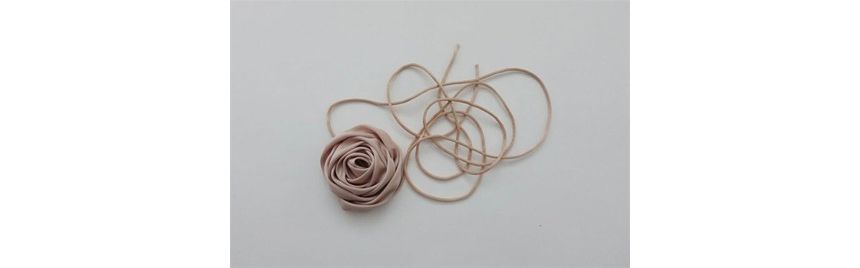 Collier ras du cou uni avec rose