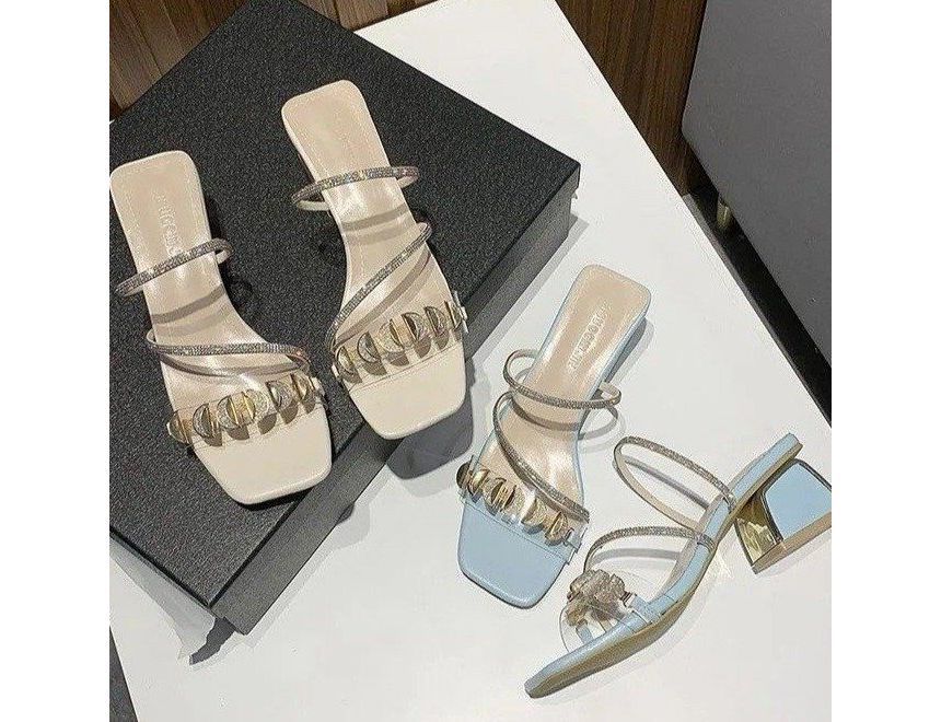 Sandalen mit Blockabsatz und Strasssteinen, quadratischer Zehenpartie