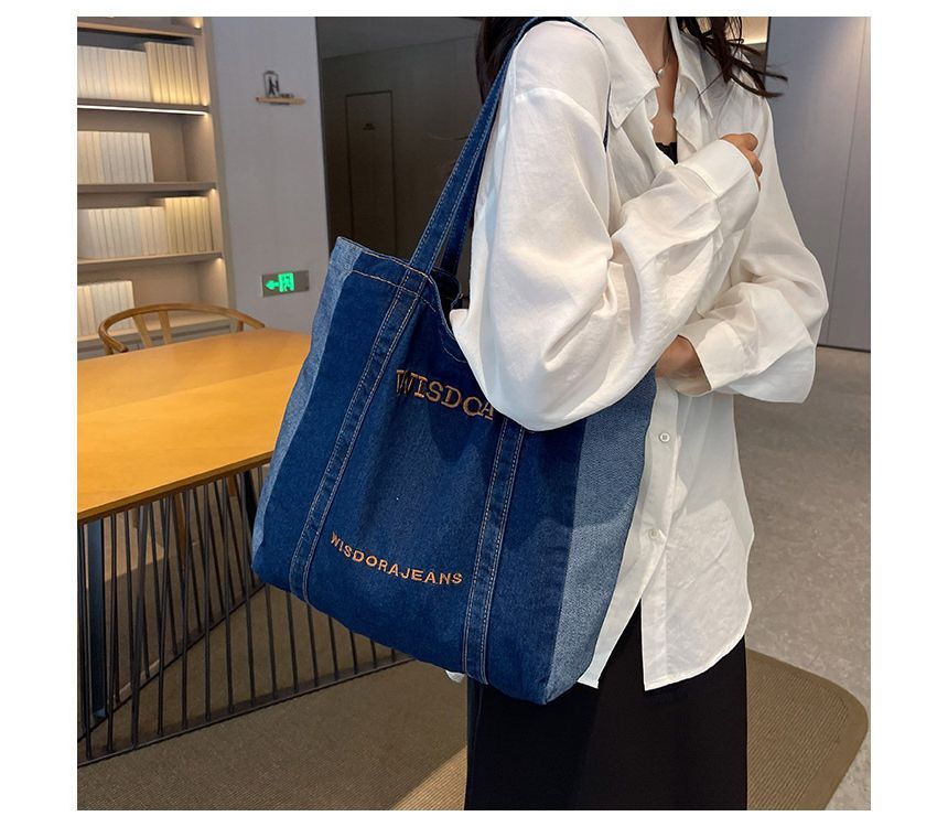 Tote Bag aus gewaschenem Denim mit aufgesticktem Schriftzug