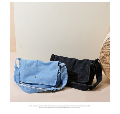 Umhängetasche aus Denim mit Klappe