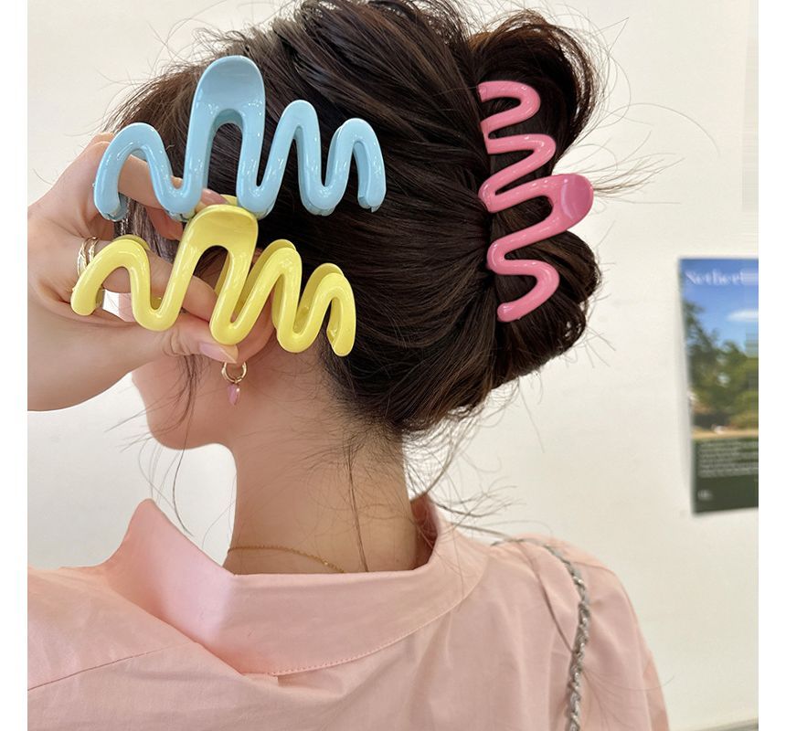 Wavy Plastic Hair Clamp