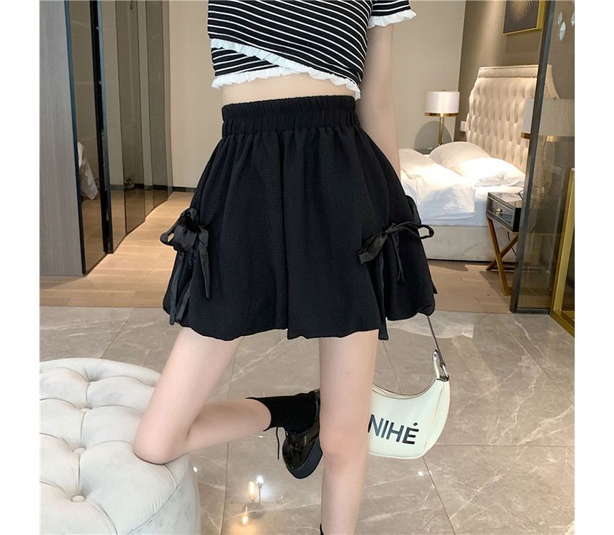 Short uni à taille élastique et nœud