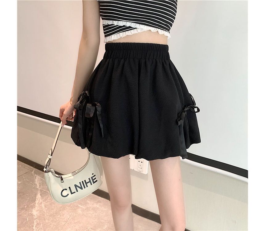 Short uni à taille élastique et nœud