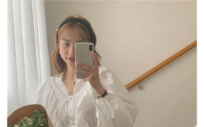 Schlichte Bluse mit Puffärmeln und Rüschenbesatz