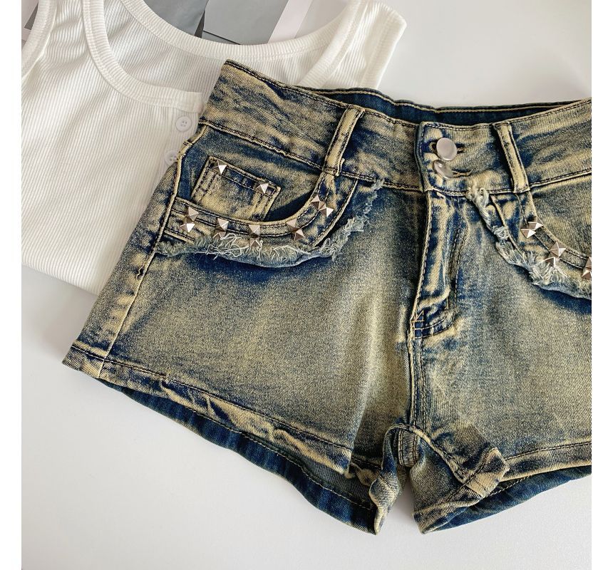 Short en jean délavé à taille haute et clouté