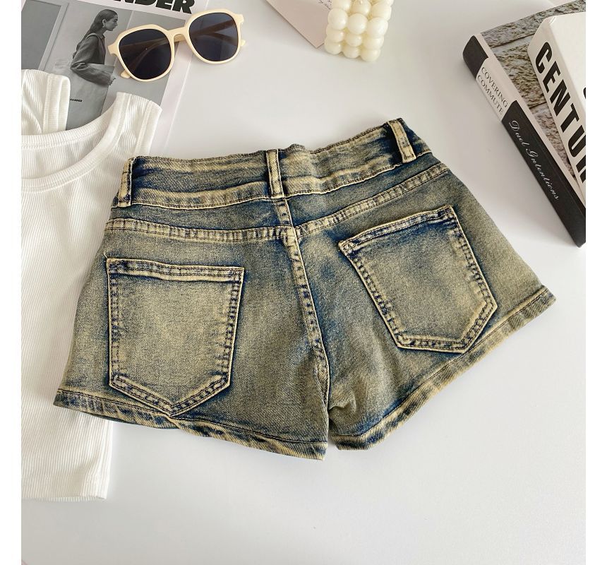 Short en jean délavé à taille haute et clouté