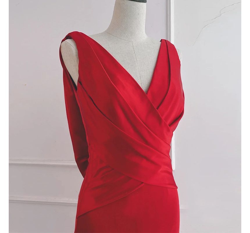 Sleeveless V-Neck Plain Side-Slit Trumpet Wedding Gown