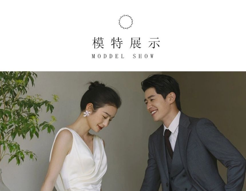 Sleeveless V-Neck Plain Side-Slit Trumpet Wedding Gown