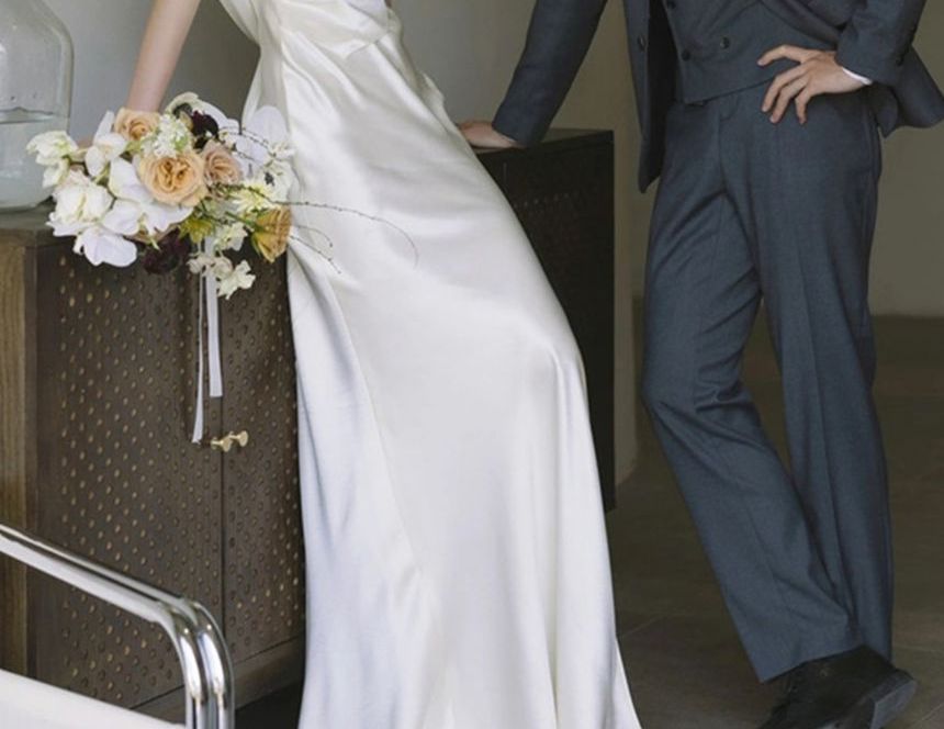 Sleeveless V-Neck Plain Side-Slit Trumpet Wedding Gown